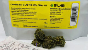 Medyczna marihuana firmy S-LAB wraz z numerem serii, po którym można rozpoznać konkretną odmianę